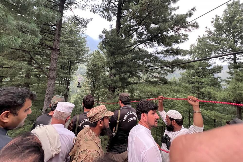 "Dramático Rescate en Telecabina: Éxito en la Salvación de Niños y Adultos Atrapados en Zona Montañosa de Pakistán" . (Inter Services Public Relation via AP)