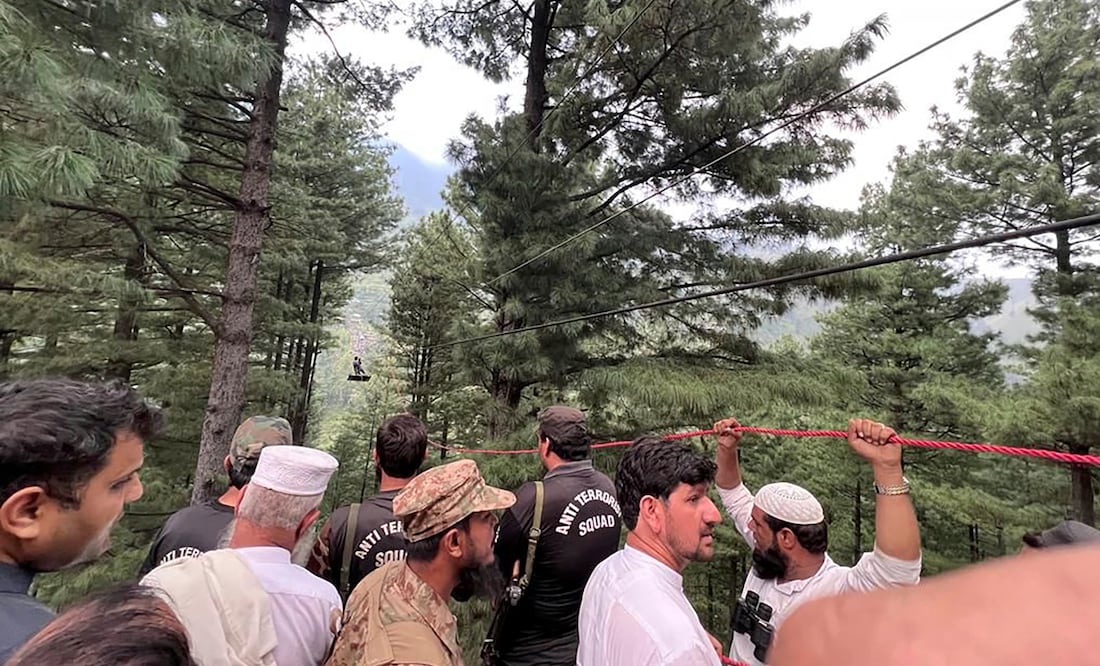 "Dramático Rescate en Telecabina: Éxito en la Salvación de Niños y Adultos Atrapados en Zona Montañosa de Pakistán" . (Inter Services Public Relation via AP)