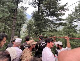 Viral. Rescatan a ocho personas, incluyendo 6 niños, de teleférico; estuvieron atrapadas 12 horas