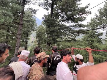 Viral. Rescatan a ocho personas, incluyendo 6 niños, de teleférico; estuvieron atrapadas 12 horas