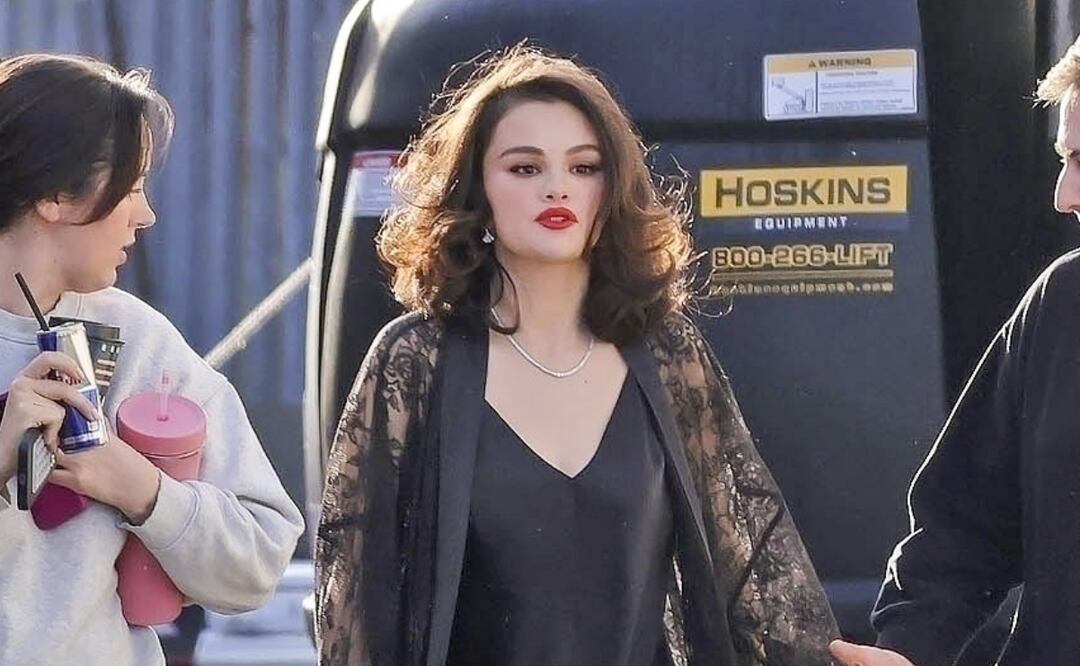 Selena Gomez luce glamuroso look lencero tras ser criticada por perder peso y “blanquearse la piel”. Foto: Backgrid/The Grosby Group