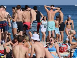 Spring breakers abarrotan playas de Florida pese a pandemia
