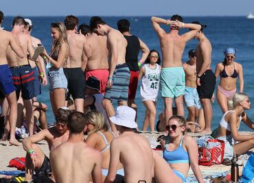 Spring breakers abarrotan playas de Florida pese a pandemia