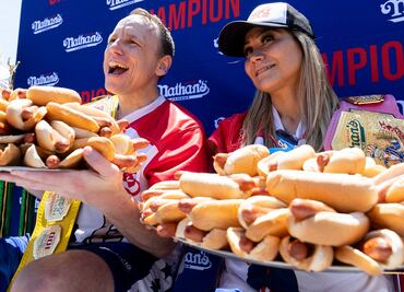 El rey de los glotones revalida su título de comer "hot dogs" en Nueva York