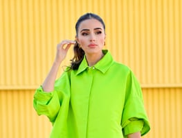Olivia Culpo sale a la calle 'sin pantalón' e impacta con atuendo neón