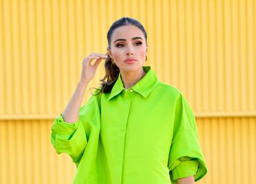 Olivia Culpo sale a la calle 'sin pantalón' e impacta con atuendo neón