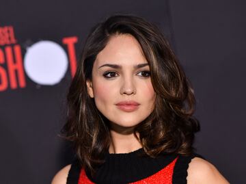 Eiza González luce vestido traslúcido en estreno de 'Bloodshot'