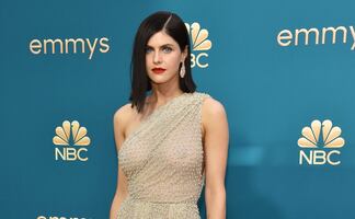 Alexandra Daddario posa en lencería frente al espejo y desata reacciones