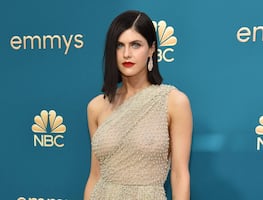 Alexandra Daddario posa en lencería frente al espejo y desata reacciones