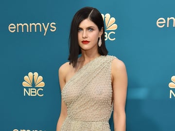 Alexandra Daddario posa en lencería frente al espejo y desata reacciones