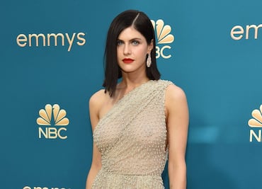 Alexandra Daddario posa en lencería frente al espejo y desata reacciones