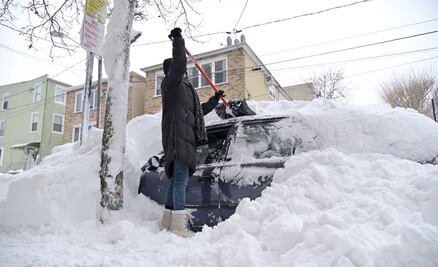 Anciana sobrevive en EU encerrada 4 días en su auto por la nieve