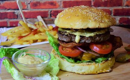 Un niño de 2 años encargó 31 hamburguesas con teléfono de su mamá