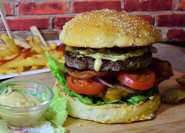 Un niño de 2 años encargó 31 hamburguesas con teléfono de su mamá