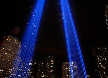 Tributo luminoso del 9/11 pone en peligro la vida de 160 mil aves al año