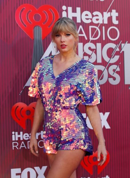 Taylor Swift deslumbra con jumpsuit iridiscente en alfombra 