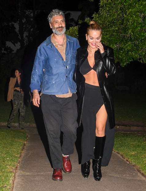 Rita Ora presume figura con crop top y falda con corte de raja en Australia