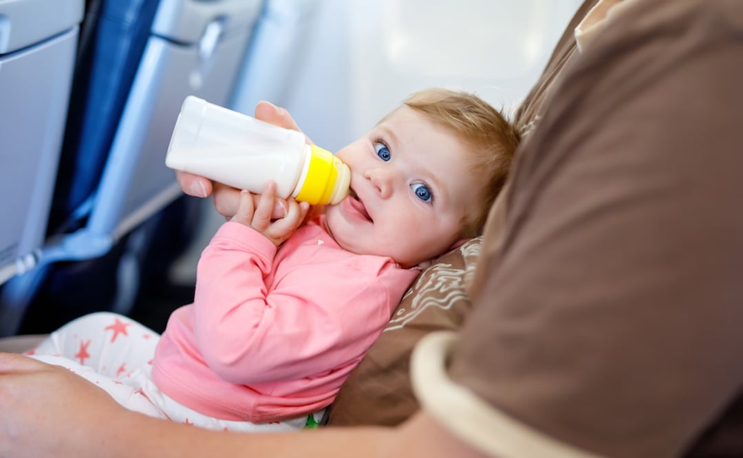 Bebé en avión/ iStock/romrodinka