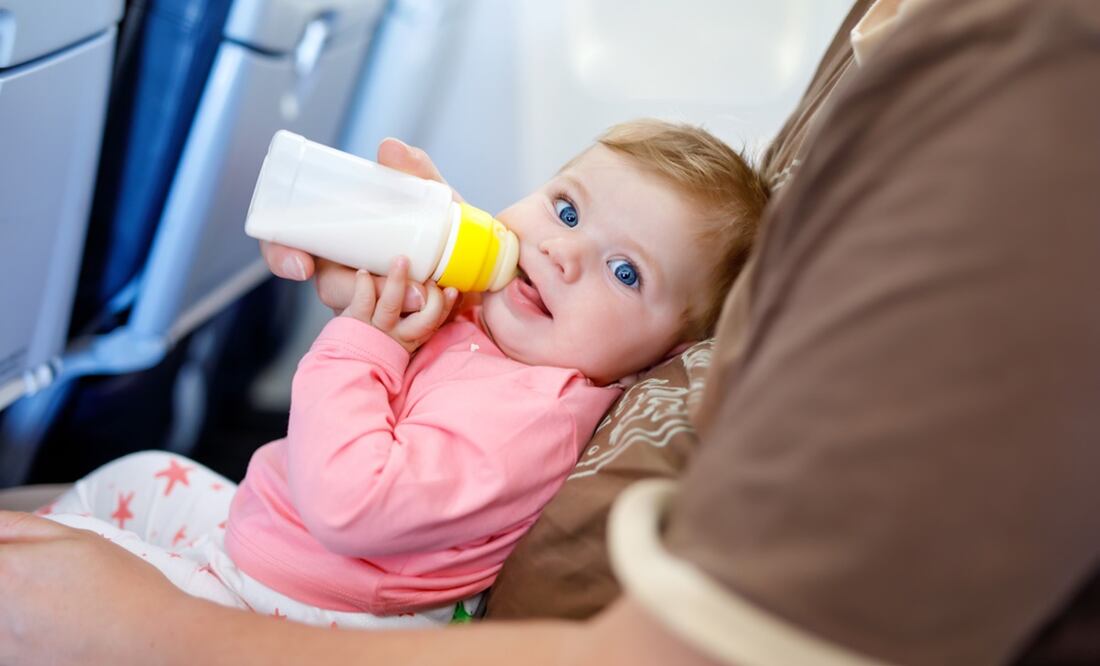 Bebé en avión/ iStock/romrodinka