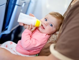 ¿Cómo llevar leche y comida para bebé en la maleta? Qué está permitido al viajar en avión