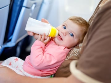 ¿Cómo llevar leche y comida para bebé en la maleta? Qué está permitido al viajar en avión