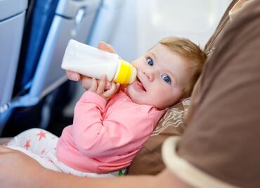 ¿Cómo llevar leche y comida para bebé en la maleta? Qué está permitido al viajar en avión