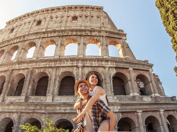 Vandalismo. Captan a estadounidense grabando su nombre y el de su novia en el Coliseo