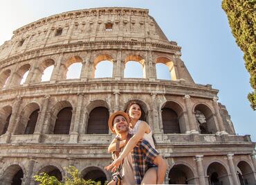 Vandalismo. Captan a estadounidense grabando su nombre y el de su novia en el Coliseo