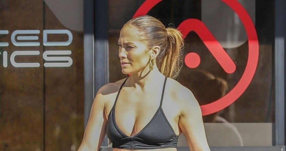 Jennifer Lopez acentúa su silueta curvilínea con look de mezclilla 