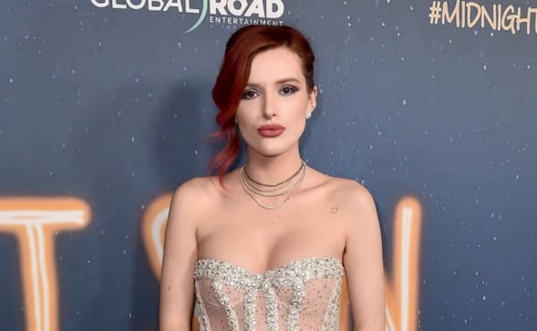 Bella Thorne luce sus curvas en diminuto bikini negro y protesta contra ozempic