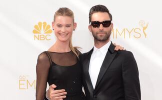 Esposa de Adam Levine presume ‘abs de acero’ con diminuto bikini en Hawái 