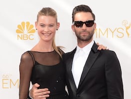 Esposa de Adam Levine presume ‘abs de acero’ con diminuto bikini en Hawái