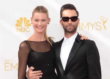 Esposa de Adam Levine presume ‘abs de acero’ con diminuto bikini en Hawái