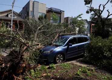 Vientos huracanados golpean Iowa, Chicago, Illinois e Indiana; hay miles sin electricidad y vuelos cancelados