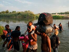 Biden promete poner "bajo control" la situación en la frontera con México