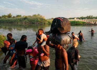 Biden promete poner "bajo control" la situación en la frontera con México