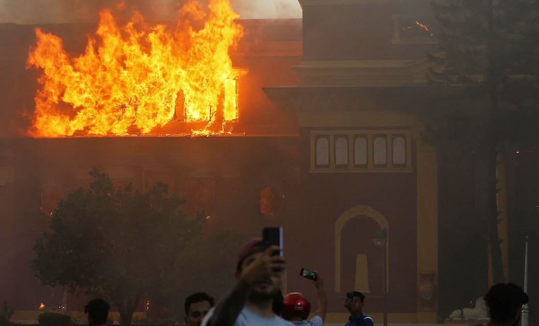 ¿Qué está pasando en Nepal? Protestas masivas dejan edificios incendiados y crisis política. (Photo by Prabin RANABHAT / AFP)