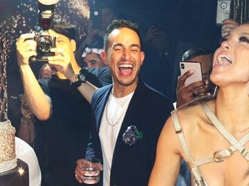 Jennifer Lopez celebra 50 años con espectacular vestido de raja