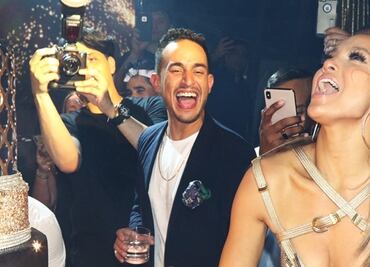 Jennifer Lopez celebra 50 años con espectacular vestido de raja