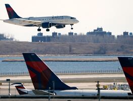 Obligan a afroamericana a cambiar su lugar en vuelo para sentar a mujeres blancas