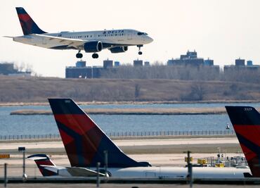 Obligan a afroamericana a cambiar su lugar en vuelo para sentar a mujeres blancas