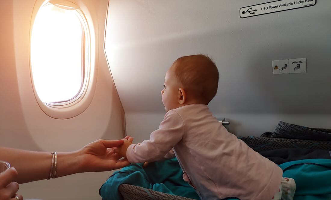 Toma en cuenta lo avanzado de tu embarazo antes de decidir viajar en avión. Foto: iStock