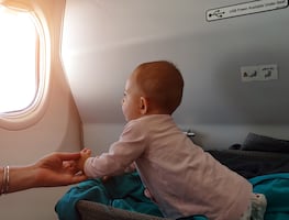 Esta es la nacionalidad que obtiene un bebé que nace durante un vuelo entre México y EU