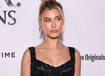 Hailey Bieber cautiva con impresionante vestido con transparencias en California