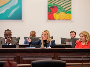 Miles de médicos piden rechazar nueva ley antiaborto en Florida