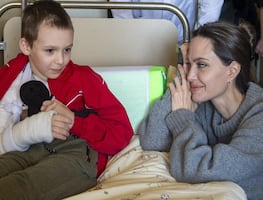 Angelina Jolie sorprende con visita a Ucrania; sale a toda prisa tras sirenas antiaéreas
