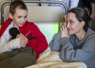 Angelina Jolie sorprende con visita a Ucrania; sale a toda prisa tras sirenas antiaéreas