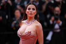 Eva Longoria celebra Navidad con un espectacular vestido de lentejuelas y tirantes