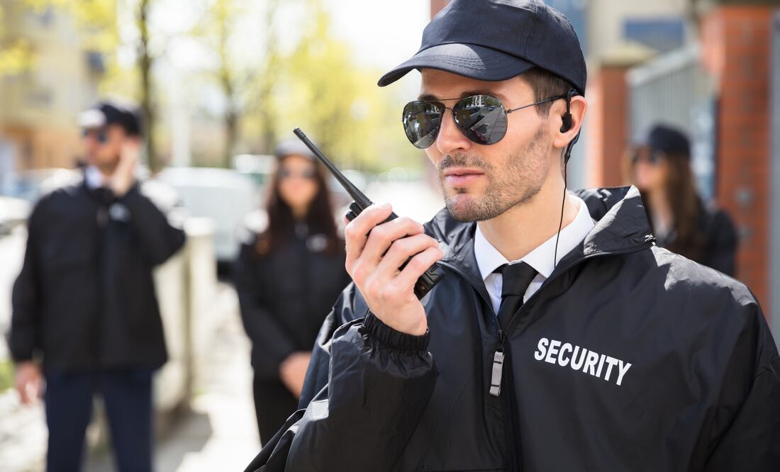 Trabaja como guardaespaldas en el Consulado de Estados Unidos y gana $294,498 pesos anuales: requisitos y cómo aplicar. iStock/AndreyPopov