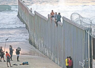 Gobierno de Trump pide 4 mil mdd más para muro con México